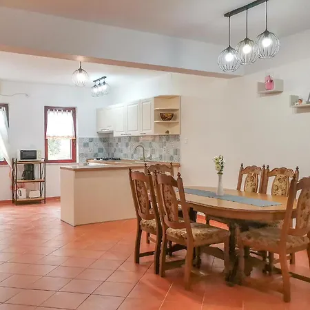 Apartman 4 Bedroom Pet Friendly In *