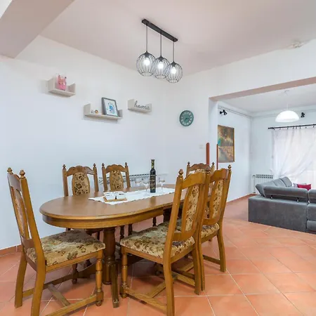 4 Bedroom Pet Friendly In Apartman Fažana