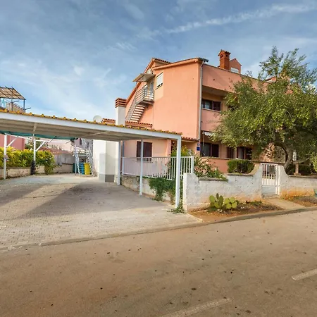 Apartman 4 Bedroom Pet Friendly In Fažana