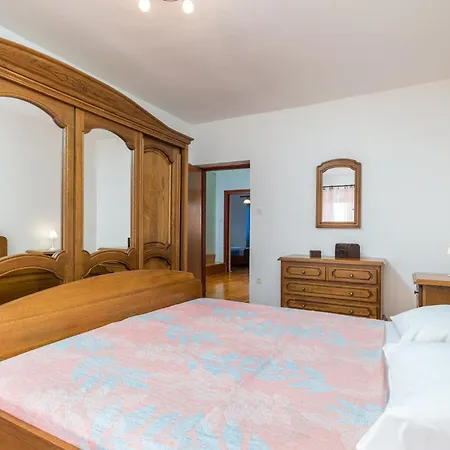 Four-bedroom In Lejlighed Fažana