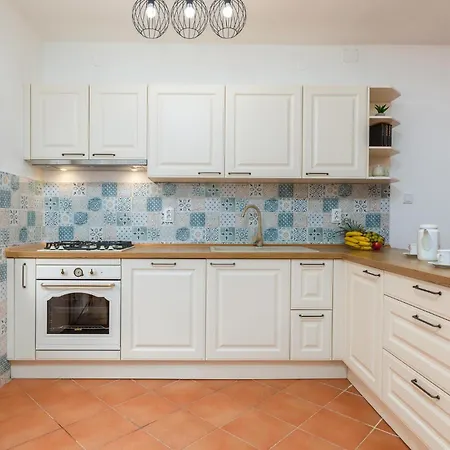 Apartman 4 Bedroom Pet Friendly In Fažana