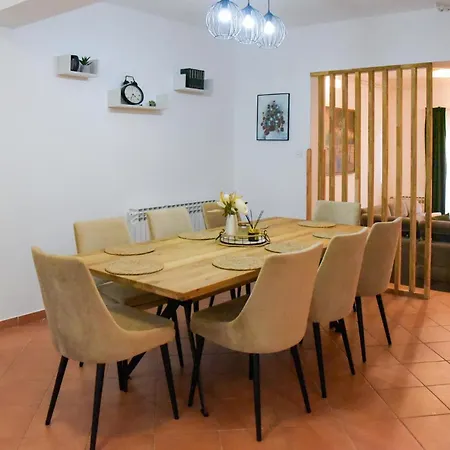 Four-bedroom In Lejlighed Fažana